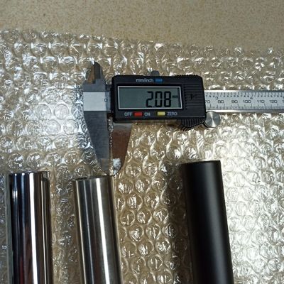 Porta scorrevole con tubo in acciaio inossidabile di diametro 25 mm e elevata resistenza alla corrosione